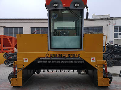 履帶式翻堆機(jī)01.jpg